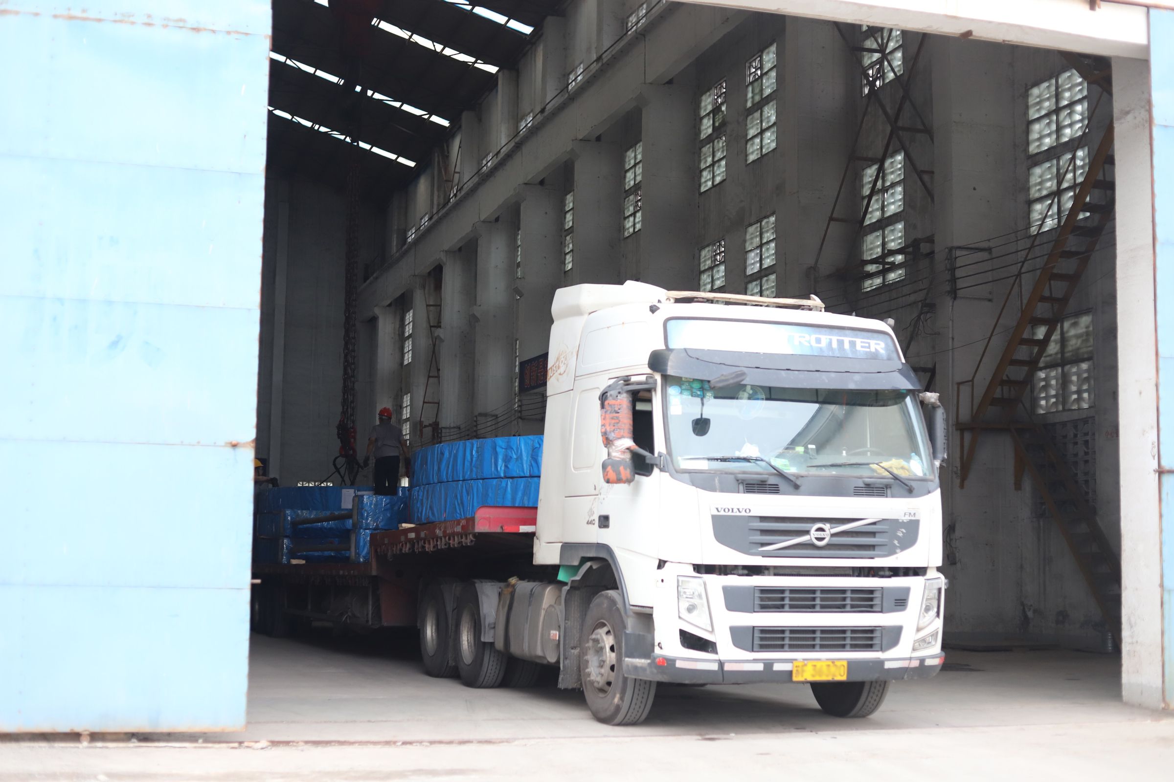 騰飛鑄鋼4套成品大齒圈、8條成品輪帶出口印尼