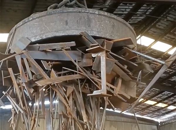 鑄鋼件加工廠家如何選擇廢鋼材質以提高大型鑄鋼件的質量？