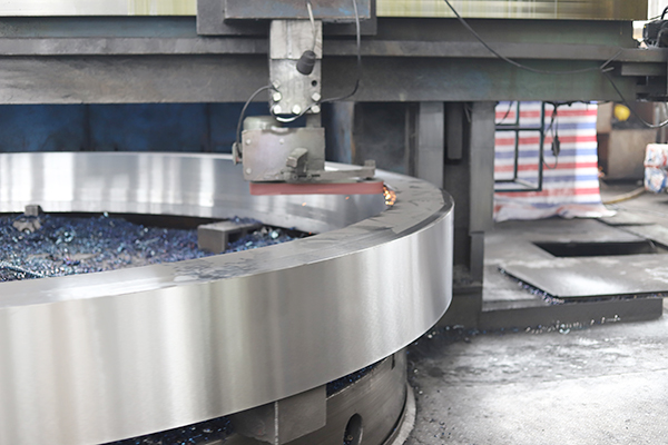 大型鑄鋼件廠家對(duì)鑄鋼件加工注意的事項(xiàng)？