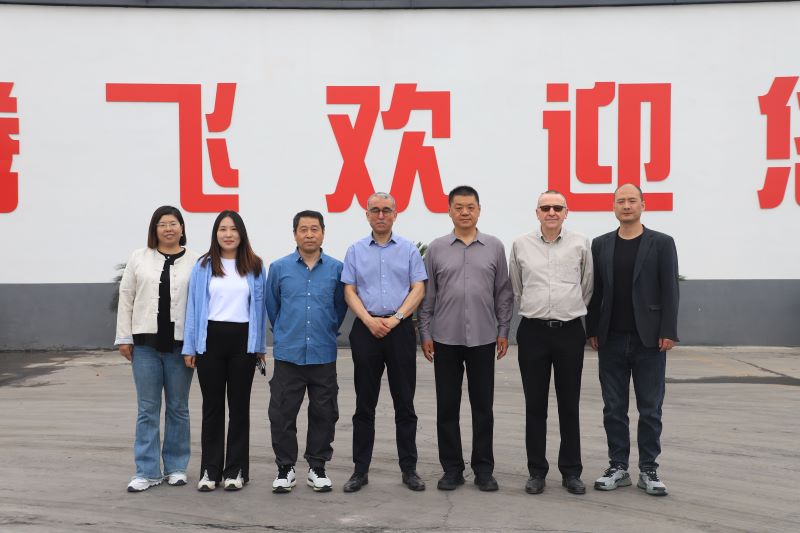 法孚集團(tuán)客戶蒞臨大型鑄造加工廠家-騰飛鑄鋼！