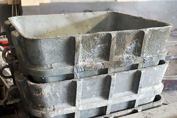 大型鑄鋼件廠家對(duì)渣盆生產(chǎn)和清理時(shí)都需要注意的事項(xiàng)是？